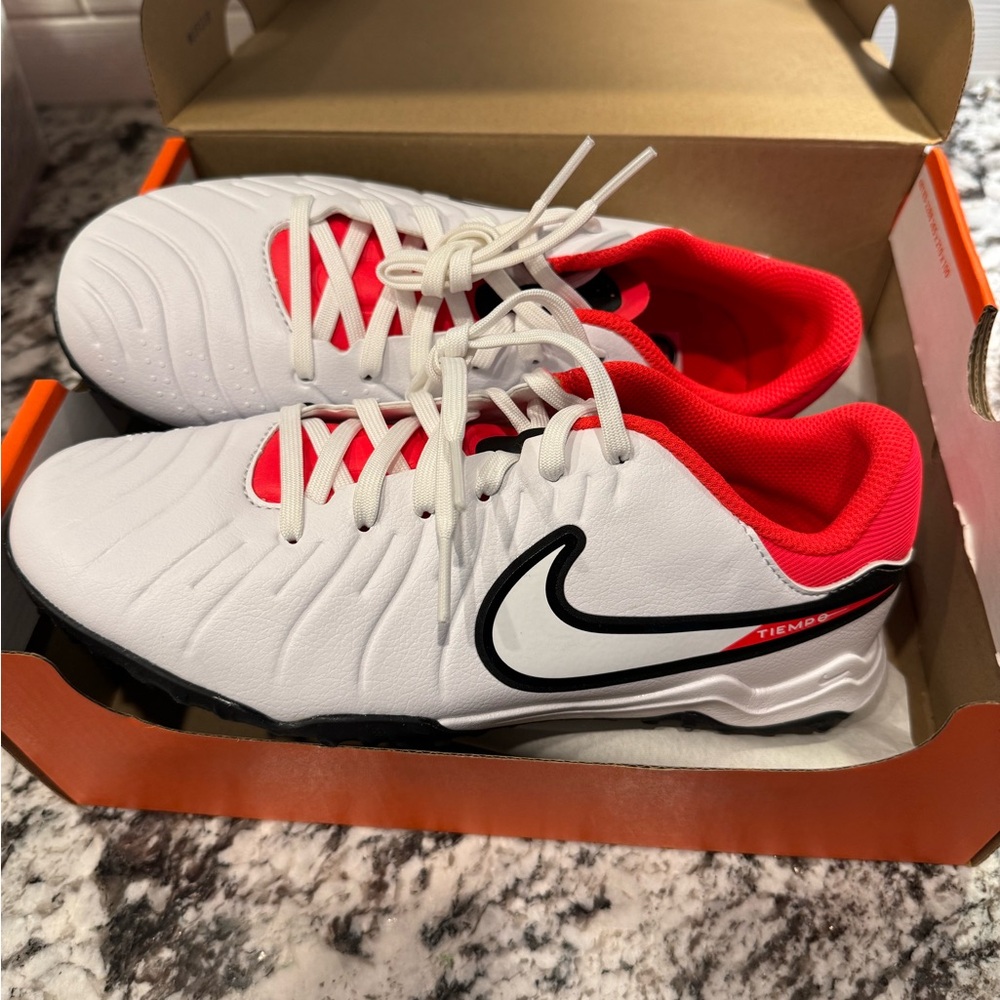(NEW) Nike Kids Indoor Soccer Shoes 5Y White and Red